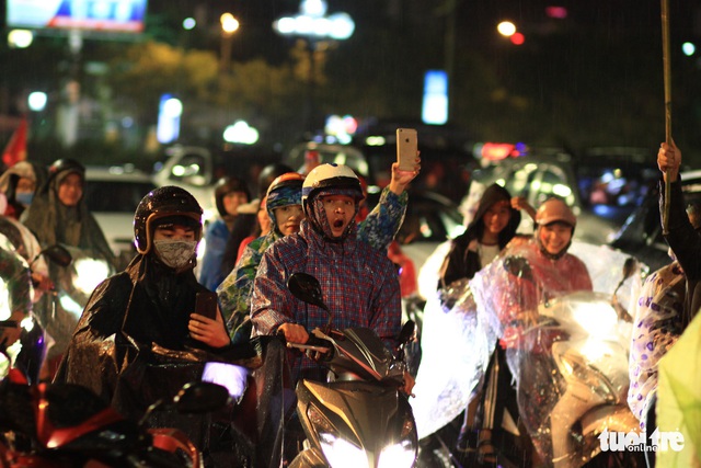 Mưa miền Trung không cản được người Đà Nẵng mừng chiến thắng - Ảnh 6. Mưa miền Trung không cản được người Đà Nẵng mừng chiến thắng - Ảnh 6.