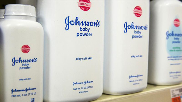 Reuters: Johnson & Johnson biết phấn rôm của họ chứa chất gây ung thư từ lâu - Ảnh 1.