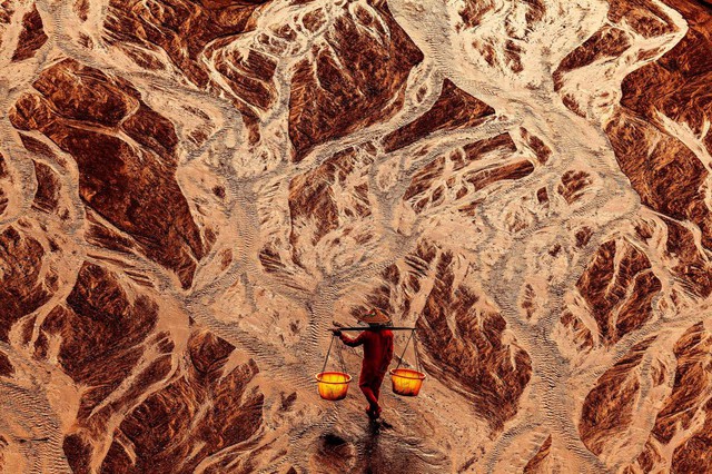 Phật tử cầu nguyện vào top 70 ảnh đẹp nhất năm của NatGeo - Ảnh 15. Phật tử cầu nguyện vào top 70 ảnh đẹp nhất năm của NatGeo - Ảnh 15.