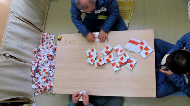 [Image: elderly-inmates-make-small-bags-in-their...836343.jpg]