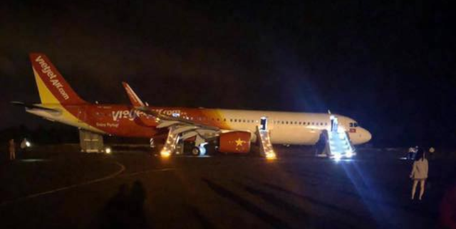 2 ngày sau vụ máy bay văng bánh mũi, Vietjet cáo lỗi khách hàng - Ảnh 2. 2 ngày sau vụ máy bay văng bánh mũi, Vietjet cáo lỗi khách hàng - Ảnh 2.