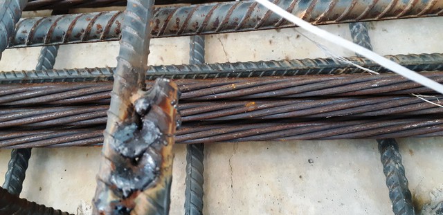 Cầu 30 tỉ vừa xây xong đã có vết rạn nứt - Ảnh 4. Cầu 30 tỉ vừa xây xong đã có vết rạn nứt - Ảnh 4.