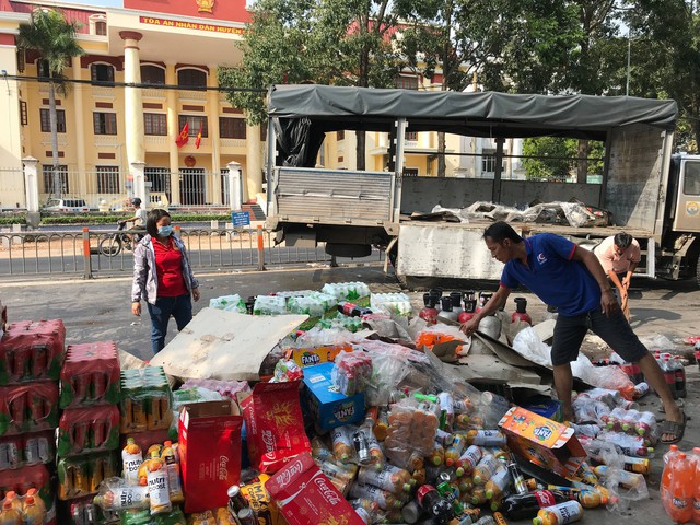 Dân Củ Chi dang nắng gom nước ngọt giúp tài xế xe tải bị sự cố - Ảnh 2. Dân Củ Chi dang nắng gom nước ngọt giúp tài xế xe tải bị sự cố - Ảnh 2.