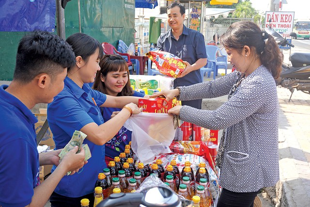Tất bật chuẩn bị “tung” hàng bán Tết - Ảnh 3. Tất bật chuẩn bị “tung” hàng bán Tết - Ảnh 3.