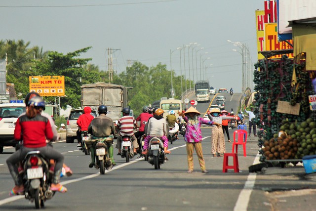 Cửa ngõ miền Tây vừa mở rộng đã bị lấn chiếm - Ảnh 2.