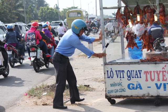 Cửa ngõ miền Tây vừa mở rộng đã bị lấn chiếm - Ảnh 3.