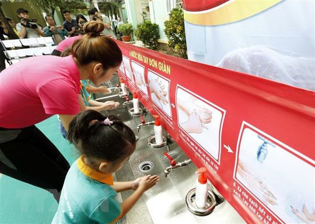 Nhiều loại bệnh đe dọa sức khỏe cộng đồng xuất phát từ đôi tay - Ảnh 1. Nhiều loại bệnh đe dọa sức khỏe cộng đồng xuất phát từ đôi tay - Ảnh 1.
