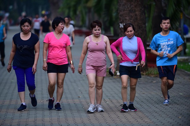 Đông lạnh, người già nên phòng thủ thế nào? - Ảnh 2. Đông lạnh, người già nên phòng thủ thế nào? - Ảnh 2.