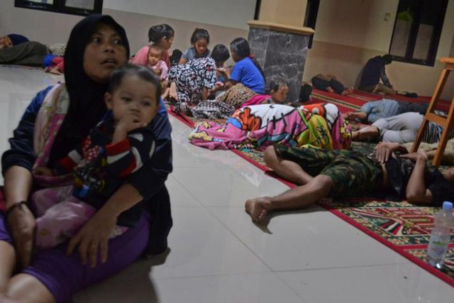 Sóng thần do núi lửa phun ở Indonesia, 43 người thiệt mạng - Ảnh 2. Sóng thần do núi lửa phun ở Indonesia, 43 người thiệt mạng - Ảnh 2.