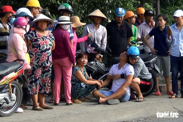 Con trai khóc thảm bên thi thể cha bị xe bồn cán chết - Ảnh 2. Con trai khóc thảm bên thi thể cha bị xe bồn cán chết - Ảnh 2.