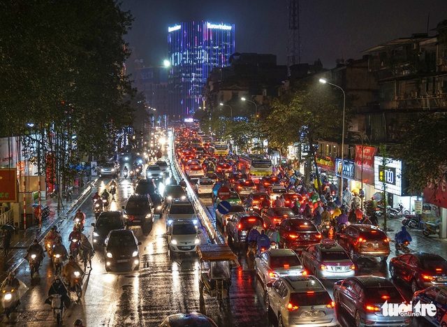 Đường Hà Nội tê liệt trong ngày làm việc cuối cùng năm 2018 - Ảnh 3.