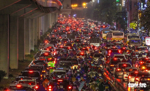 Đường Hà Nội tê liệt trong ngày làm việc cuối cùng năm 2018 - Ảnh 4.