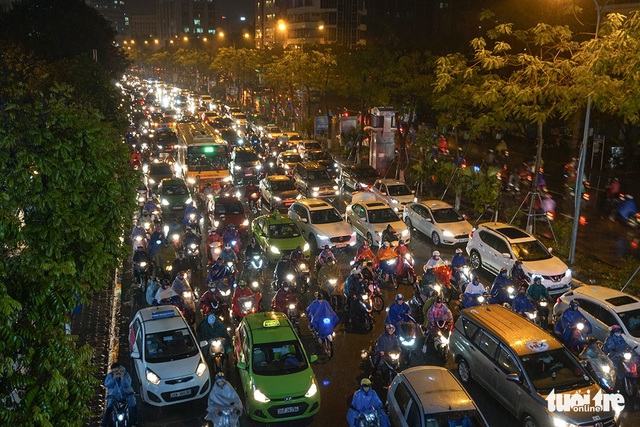 Đường Hà Nội tê liệt trong ngày làm việc cuối cùng năm 2018 - Ảnh 7.