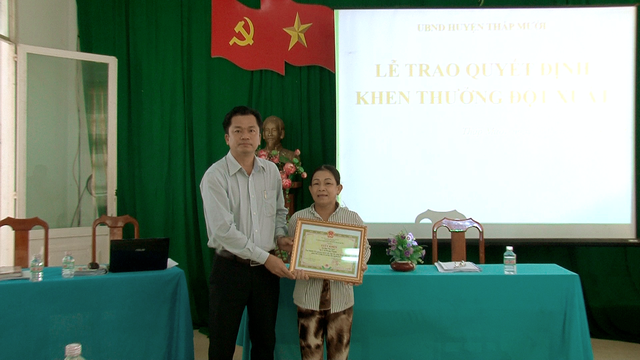 Tuyên dương người phụ nữ ve chai trả lại hơn 84 triệu đồng - Ảnh 1.