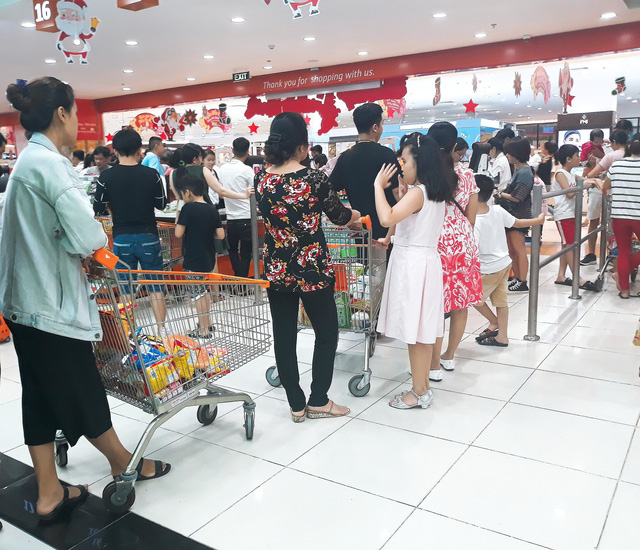 Xếp hàng nửa tiếng mới mua được đồ ở siêu thị - Ảnh 6. Xếp hàng nửa tiếng mới mua được đồ ở siêu thị - Ảnh 6.