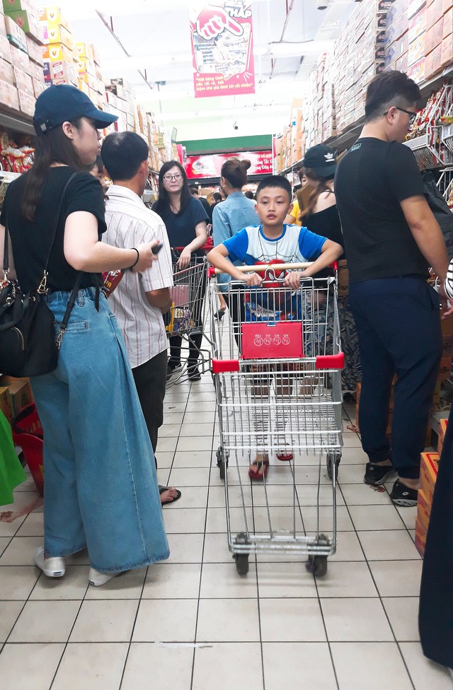 Xếp hàng nửa tiếng mới mua được đồ ở siêu thị - Ảnh 8. Xếp hàng nửa tiếng mới mua được đồ ở siêu thị - Ảnh 8.