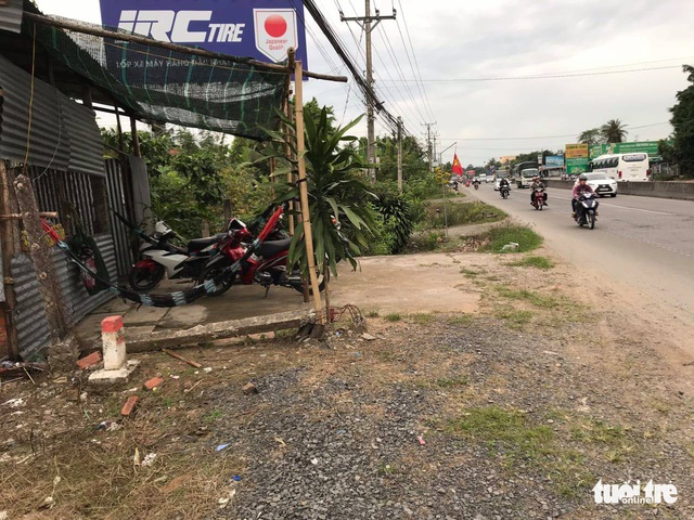 Trai giả gái kích dục, trộm tài sản ở quán cà phê mây mưa ven đường - Ảnh 2. Trai giả gái kích dục, trộm tài sản ở quán cà phê mây mưa ven đường - Ảnh 2.