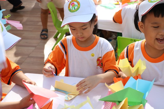 Học sinh Sài Gòn cười tít mắt khi đi xuồng trong... trường học - Ảnh 7.