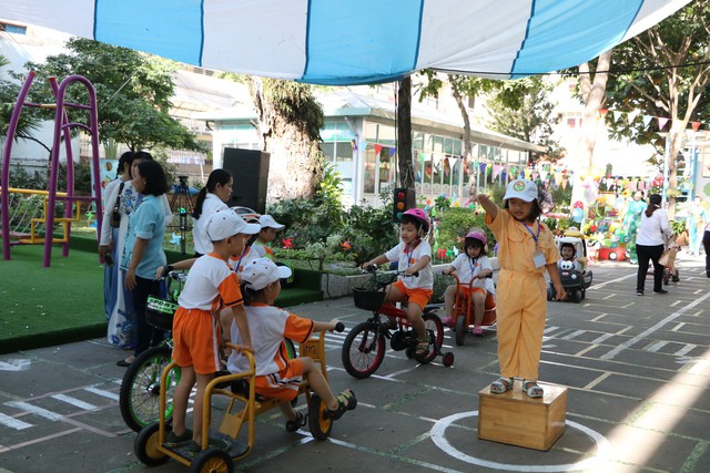 Học sinh Sài Gòn cười tít mắt khi đi xuồng trong... trường học - Ảnh 5.