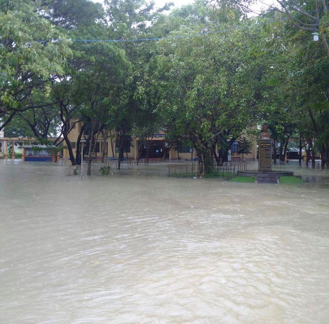 Hàng loạt địa phương miền Trung cho học sinh nghỉ học ngày 10-12 - Ảnh 2. Hàng loạt địa phương miền Trung cho học sinh nghỉ học ngày 10-12 - Ảnh 2.