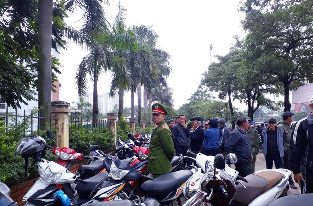 Lại tái diễn cảnh vây trụ sở VFF để mua vé trận VN- Malaysia - Ảnh 5. Lại tái diễn cảnh vây trụ sở VFF để mua vé trận VN- Malaysia - Ảnh 5.