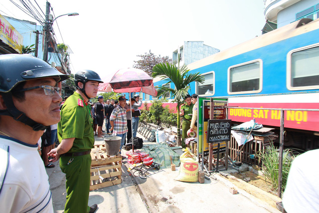 Thương tâm một chị tiếp thị bánh bị tàu hỏa đụng chết - Ảnh 1.