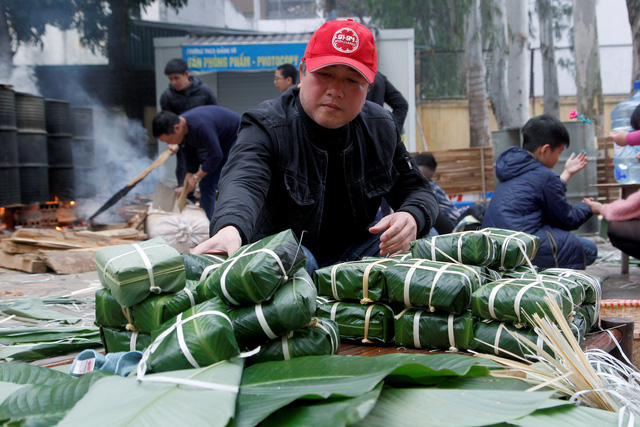 Cựu học sinh Hà Nội gói 2018 bánh chưng tặng người nghèo - Ảnh 3.