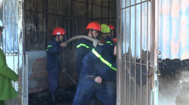 Cháy hai căn nhà ngày 27 tết, người dân bới tro tàn tìm tài sản - Ảnh 2.