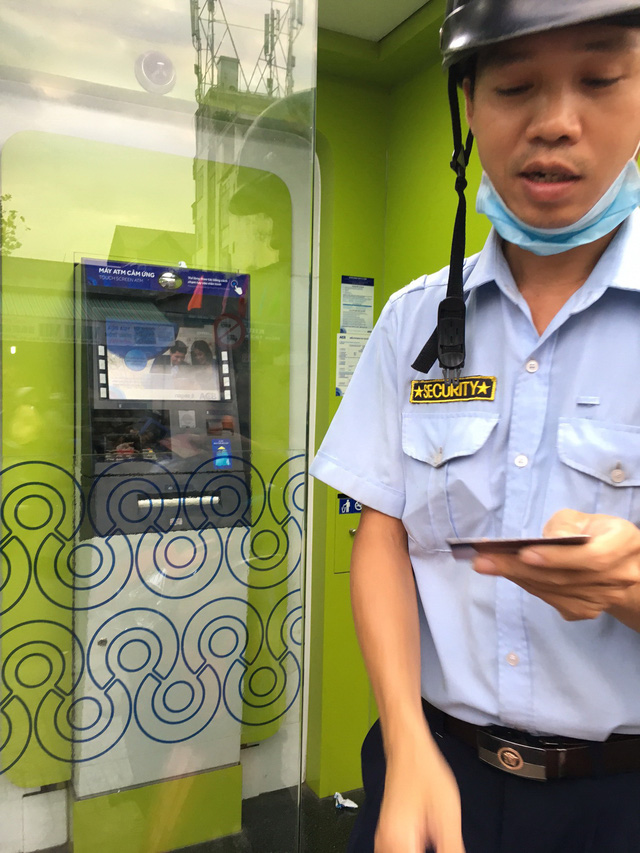 Bở hơi tai rút tiền ATM cận Tết - Ảnh 1.