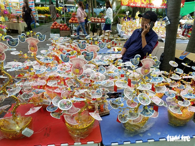 27 Tết: Đào Bắc giảm giá, dân Sài Gòn đổ xô lựa mua - Ảnh 5.