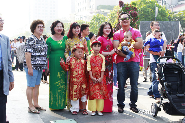 Đường hoa Nguyễn Huệ đông nghẹt khách ngày đầu mở cửa - Ảnh 5.