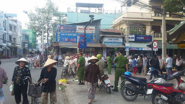 Kéo băng nhóm đâm chết người đập chai bia vào đầu mình - Ảnh 1.