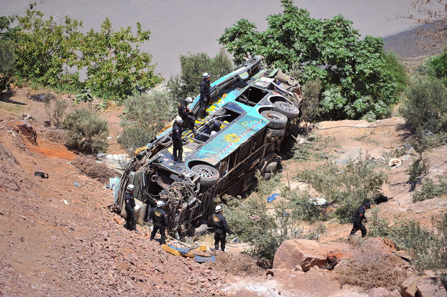 Ít nhất 44 người chết do xe buýt rơi xuống hẻm núi ở Peru - Ảnh 2.