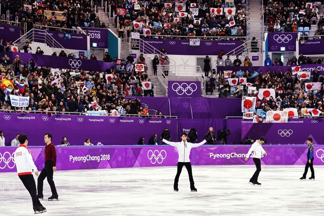 Cổ động viên siêu dễ thương, cổ vũ cả đối thủ tại Olympic 2018 - Ảnh 1.