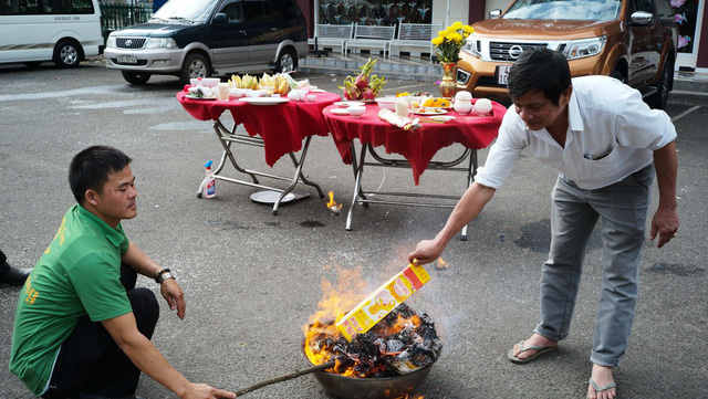 Nếu có đốt vàng mã thì cũng nên làm giản tiện nhất có thể - Ảnh 1.