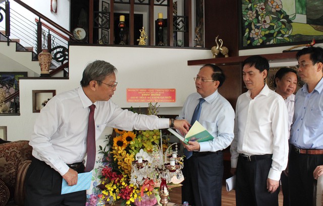 Lãnh đạo TP.HCM thăm, chúc mừng các thầy thuốc  - Ảnh 2.