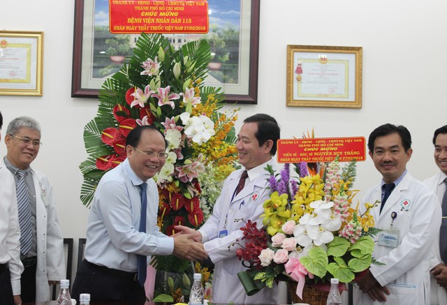 Lãnh đạo TP.HCM thăm, chúc mừng các thầy thuốc  - Ảnh 1.