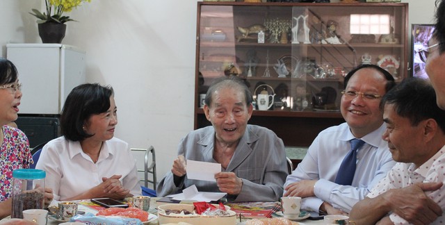 Lãnh đạo TP.HCM thăm, chúc mừng các thầy thuốc  - Ảnh 3.