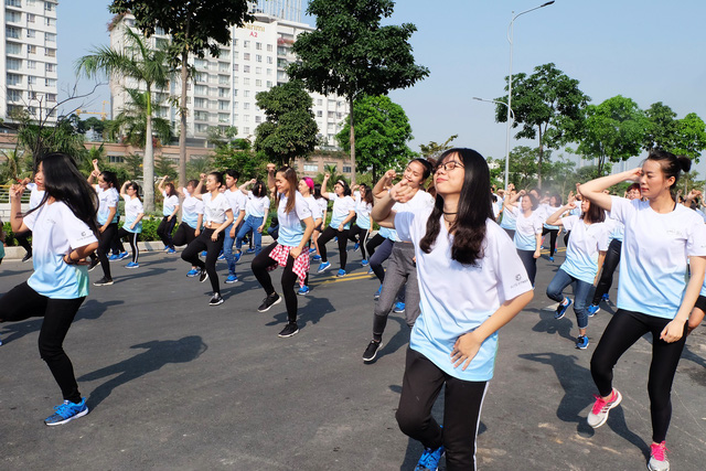 Chiến binh ung thư hào hứng nhảy flashmob - Ảnh 4.