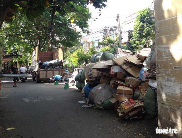 Vận chuyển ve chai cản trở giao thông - Ảnh 1.