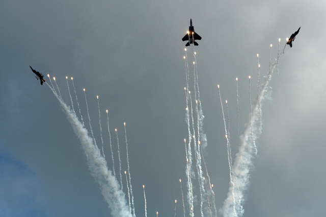 Đã mắt với màn máy bay nhào lộn ở Singapore Airshow 2018 - Ảnh 6.