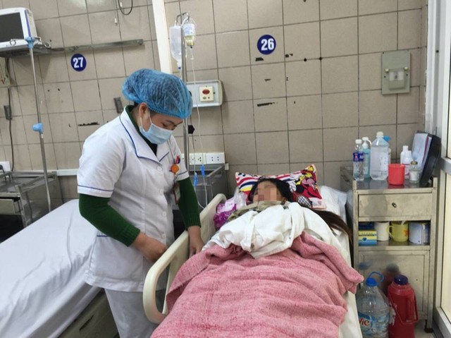 Buồn chuyện gia đình, một phụ nữ uống rượu đến hôn mê - Ảnh 1.