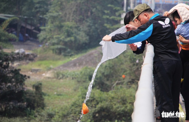 Sông Lam ‘hứng’ vàng mã và cả bàn thờ ngày tiễn ông Táo - Ảnh 1.