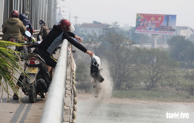 Sông Lam ‘hứng’ vàng mã và cả bàn thờ ngày tiễn ông Táo - Ảnh 5.