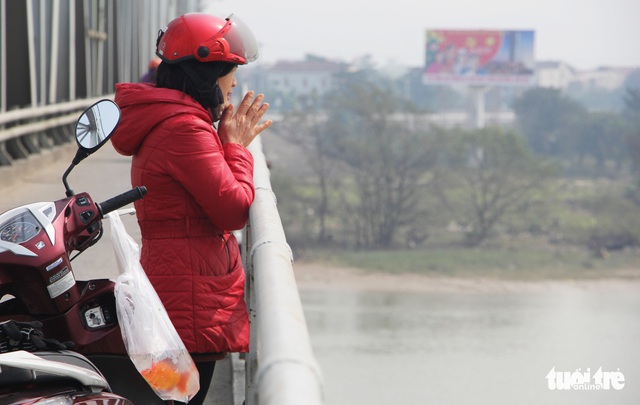 Sông Lam ‘hứng’ vàng mã và cả bàn thờ ngày tiễn ông Táo - Ảnh 2.