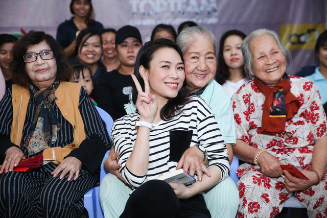 Mỹ Tâm trao quà Tết - Đàm Vĩnh Hưng làm show Xuân tha hương  - Ảnh 4.