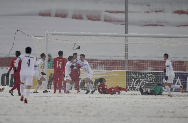 Uzbekistan dẫn U23 VN 1-0 trên mặt sân đầy tuyết - Ảnh 1.