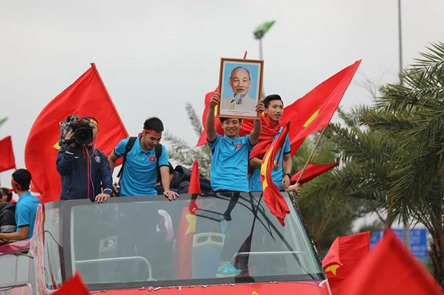 Xe buýt 2 tầng chở đội U23 nhích từng chút trong biển người hâm mộ - Ảnh 3.