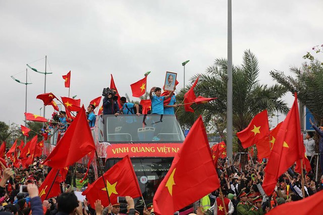 Xe buýt 2 tầng chở đội U23 nhích từng chút trong biển người hâm mộ - Ảnh 2.