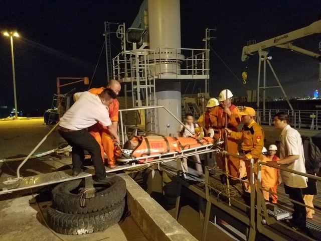 Cứu thuyền viên Philipines bị nạn ở Hoàng Sa - Ảnh 3.